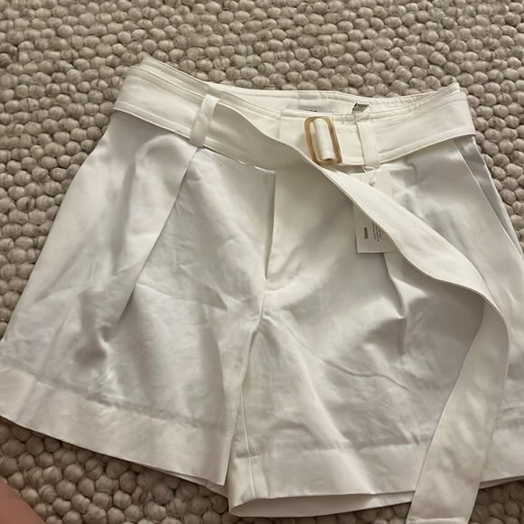 Vince Twill Pleated White Shorts - Picture 3 of 4